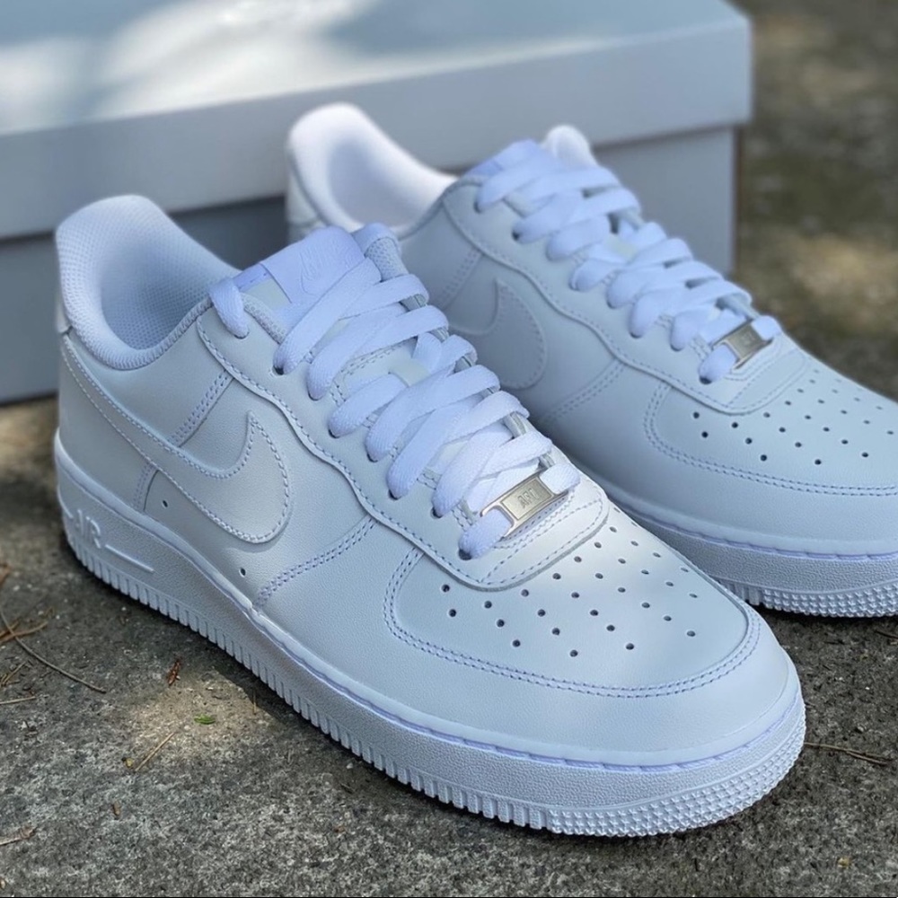 NIKE AIR FORCE 1 Triple White Sneakers Shoes - Picture 9 of 14